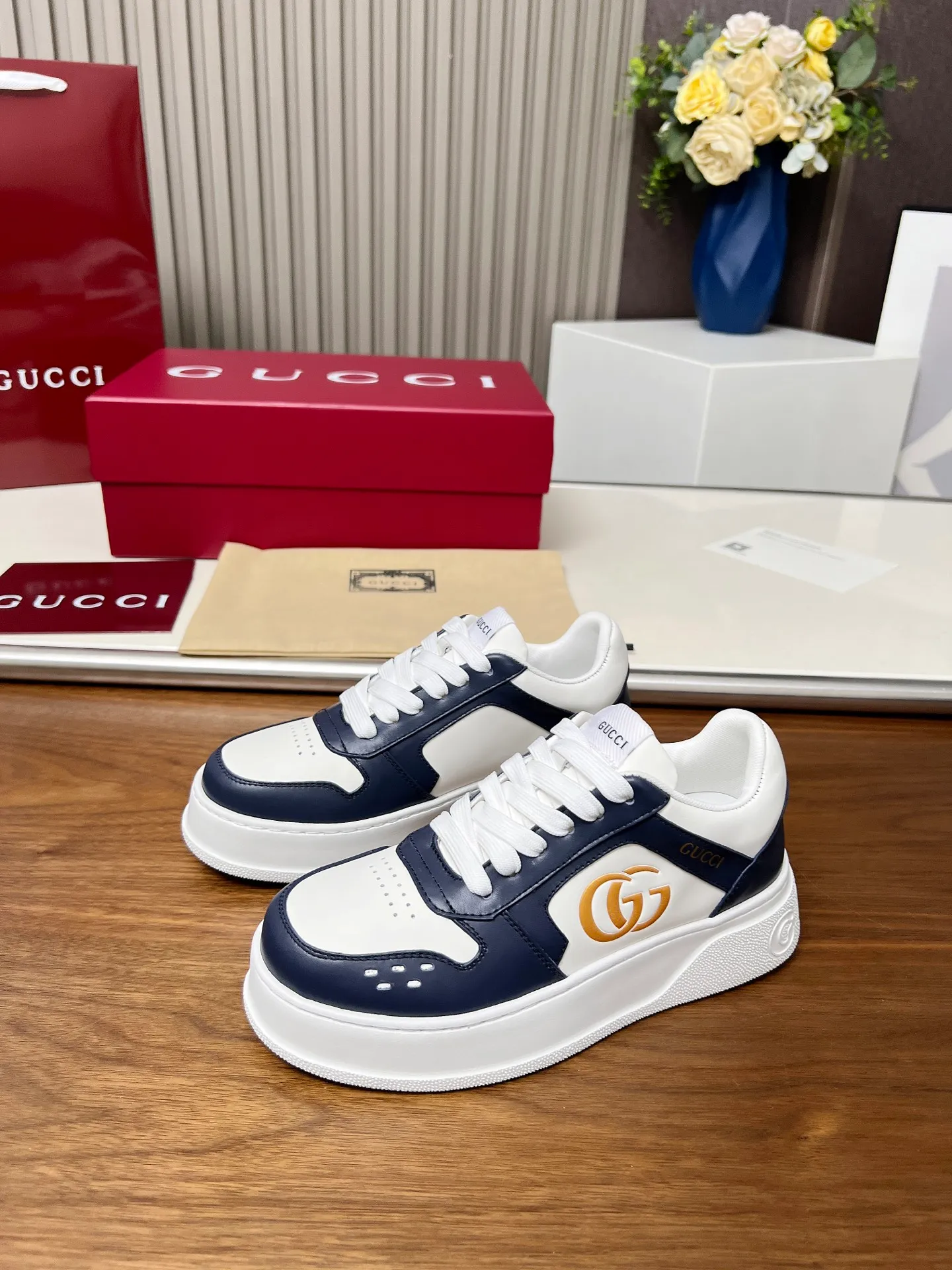 👟👟Ex-factory price 560👟👟Gucci casual sneakers, top version! Oil edge craftsmanship🌸🌸🌸1:1 reproduction. New model for early spring, creating a perfect style💣💣💣street style🔥🔥🔥Cool and stylish C-position fashionable outfit with retro and futuristic feel🌹🌹🌹Classic shoe shape, showing exquisite texture! Open mold to customize high-density outsole. Comes fully packaged. Size: Female 35-46. Fabric: Imported cowhide...men and women